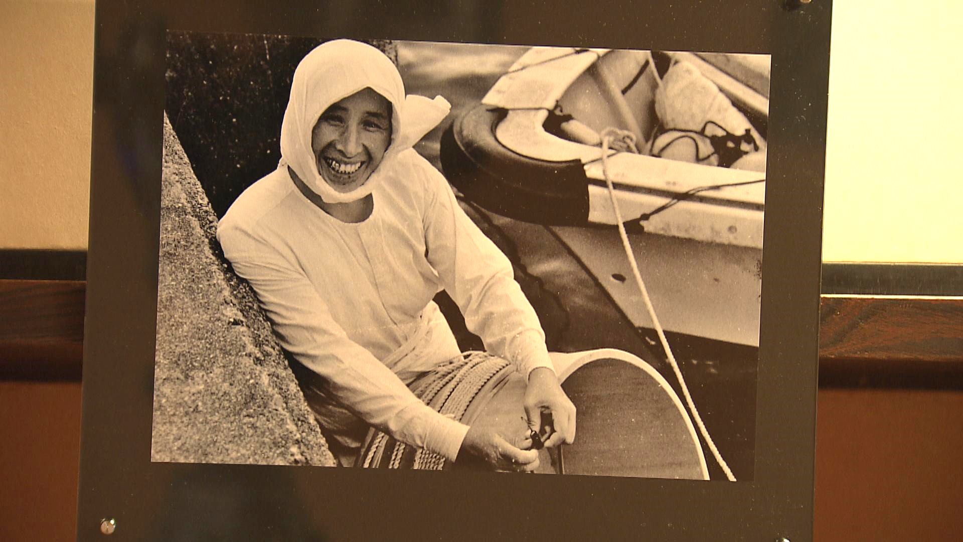 50年前の漁村写真にはじける笑顔　海女漁や共用井戸の日常シーンをモノクロで　
