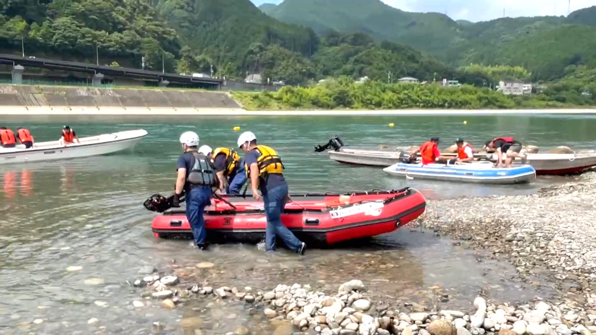 障害物を通過するスラローム航行や急流での静止操作　熊野川で操船・救助訓練