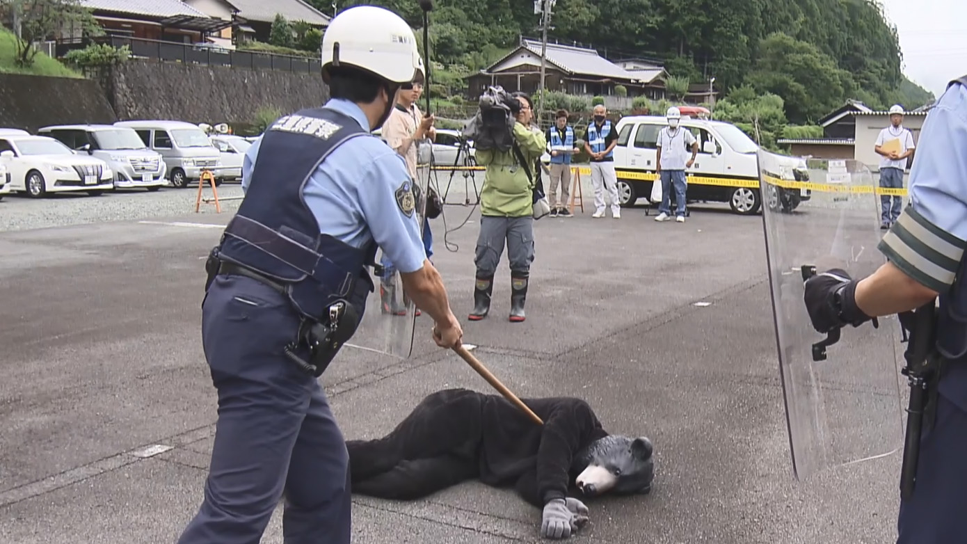 三重県内でクマ出没過去最多　危害加えた場合の駆除手順確認　県警や猟友会など対応訓練