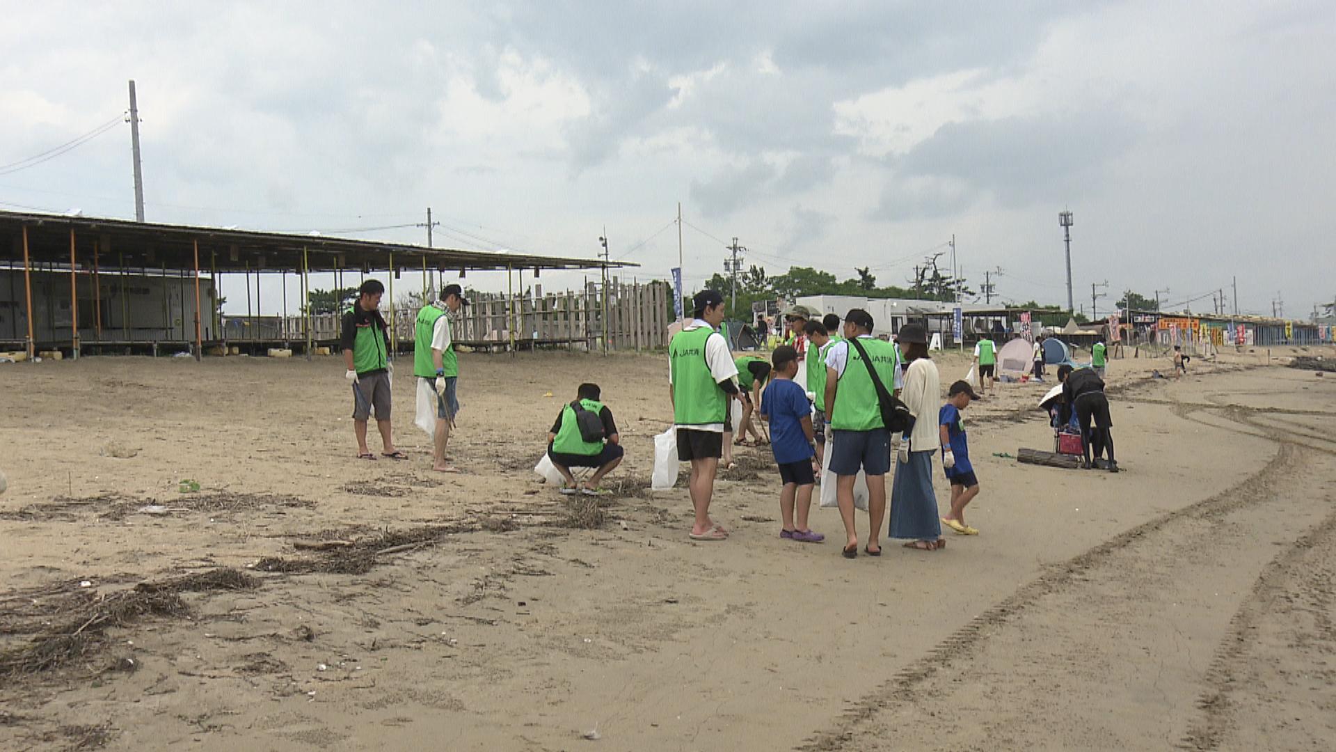 「子どもが遊べる海に」　海水浴客でにぎわう海岸を家族で清掃