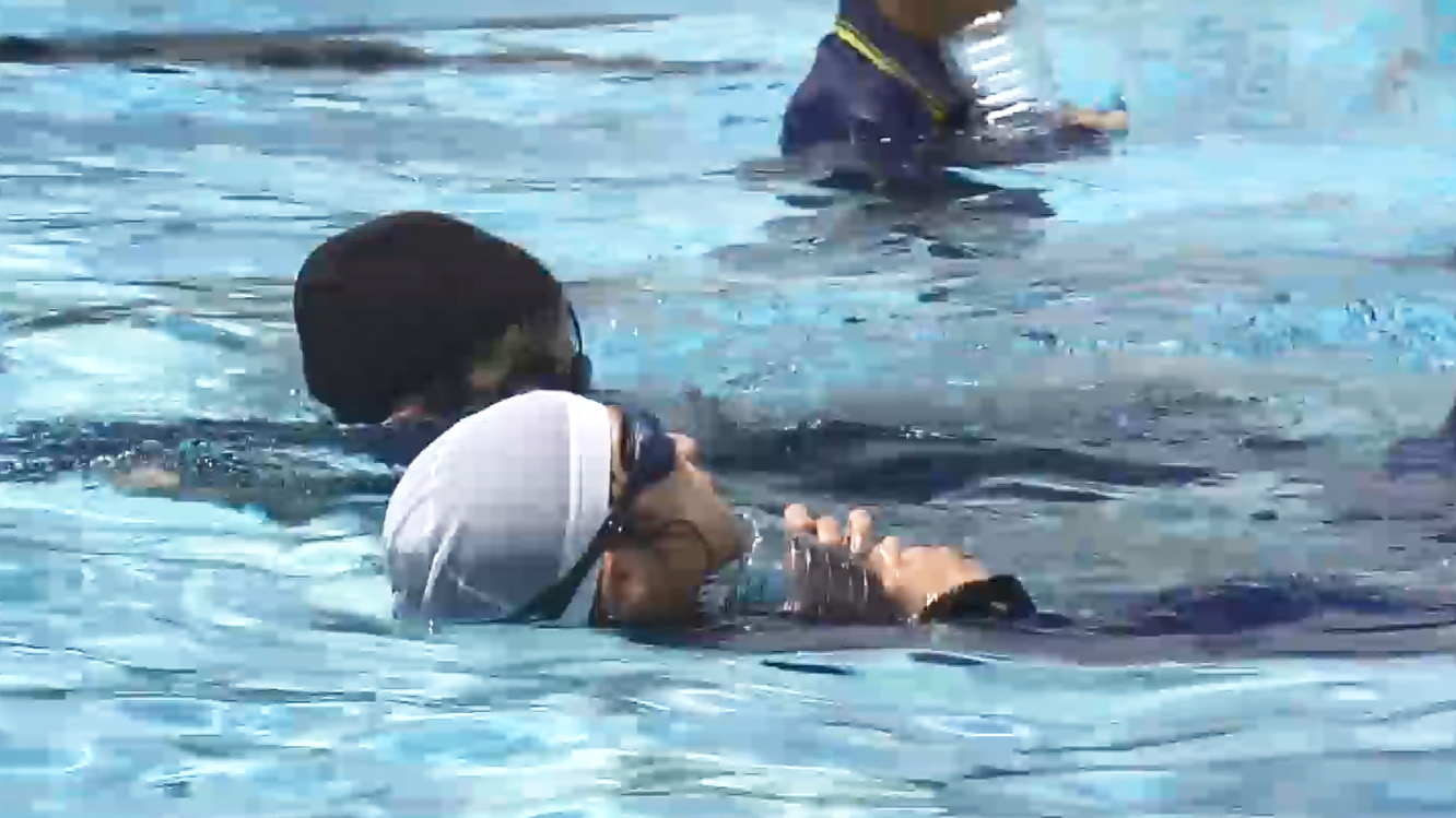 ペットボトルやビニール袋で水に浮く　水難事故にあったら動かず待つ　小学生が着衣水泳学ぶ