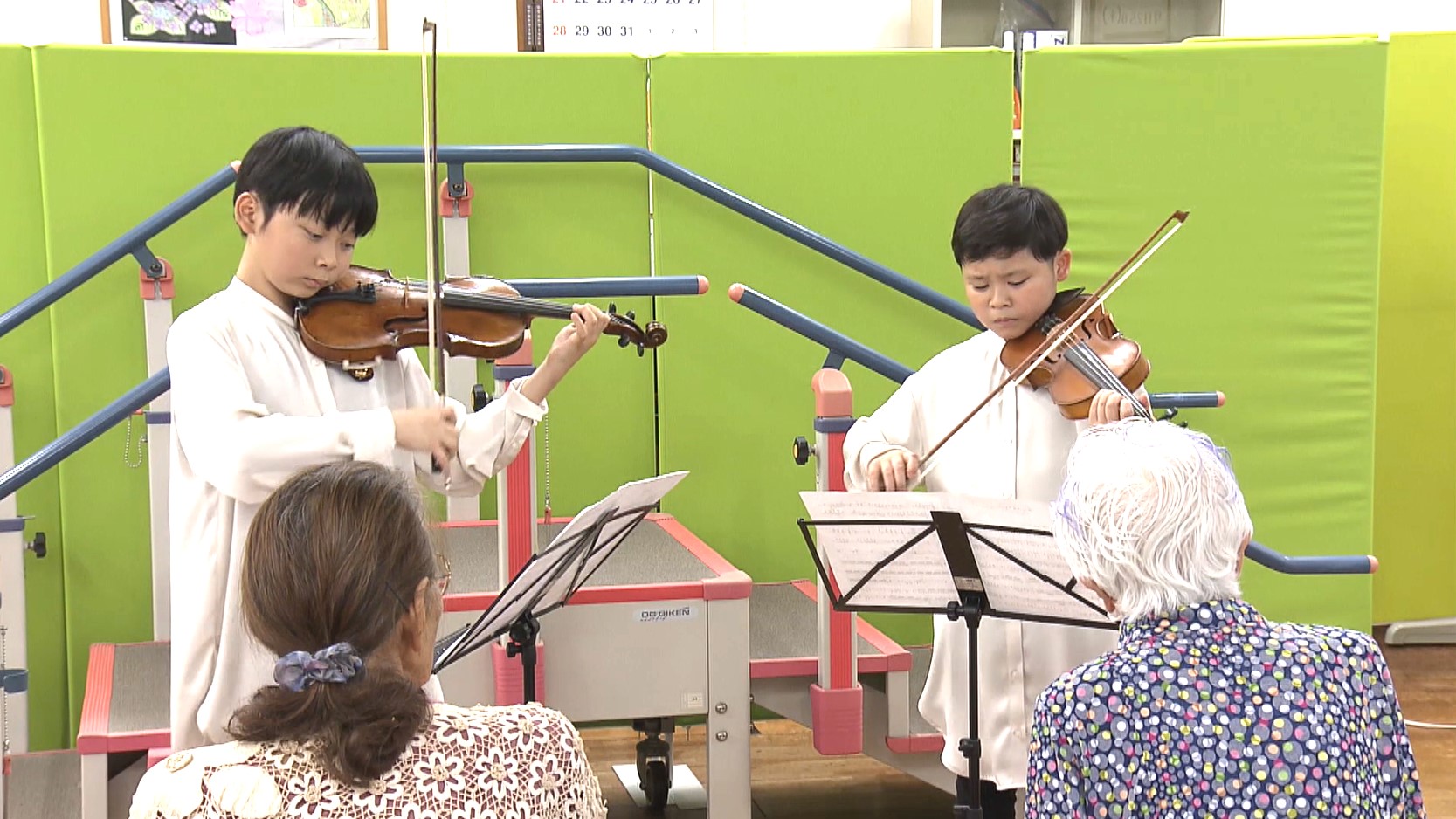 小学生兄弟がデイサービスセンターでヴァイオリン演奏　演奏家としても活動の腕披露