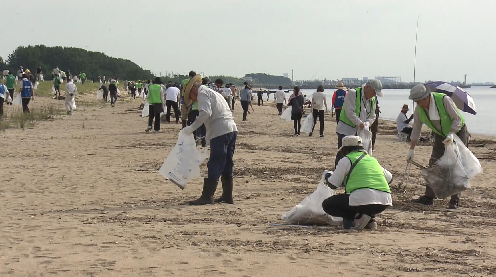 1時間で約600袋のゴミ　朝でも30度超えの三重県津市　海岸清掃に300人