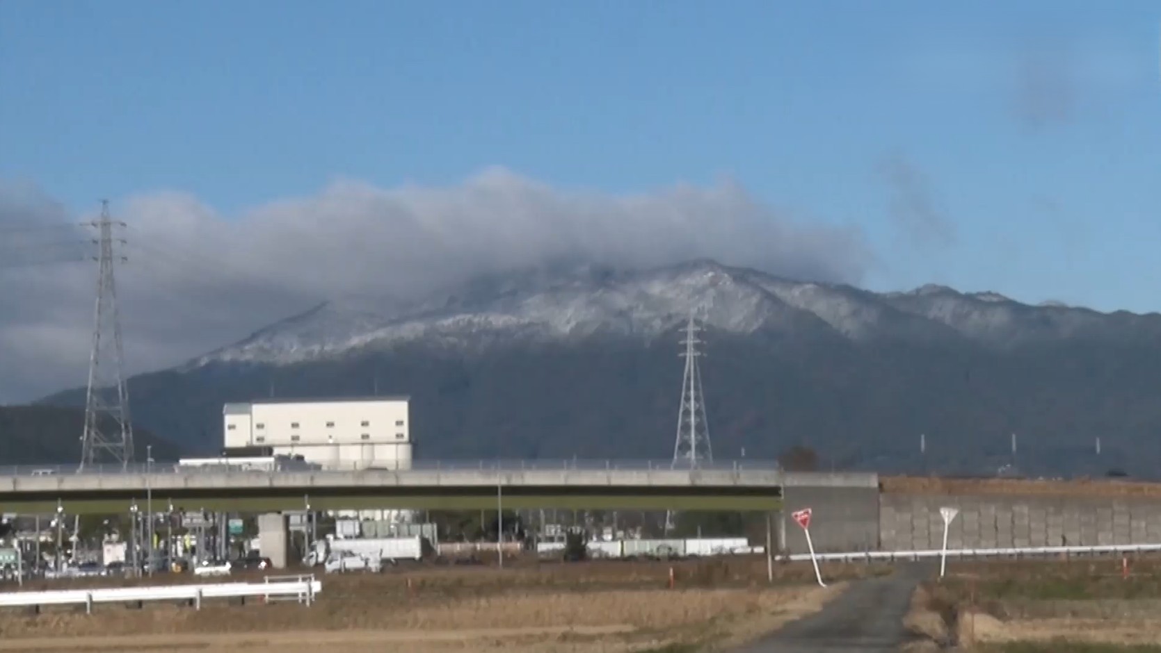 津で初雪観測　平年より16日遅い冬の便り