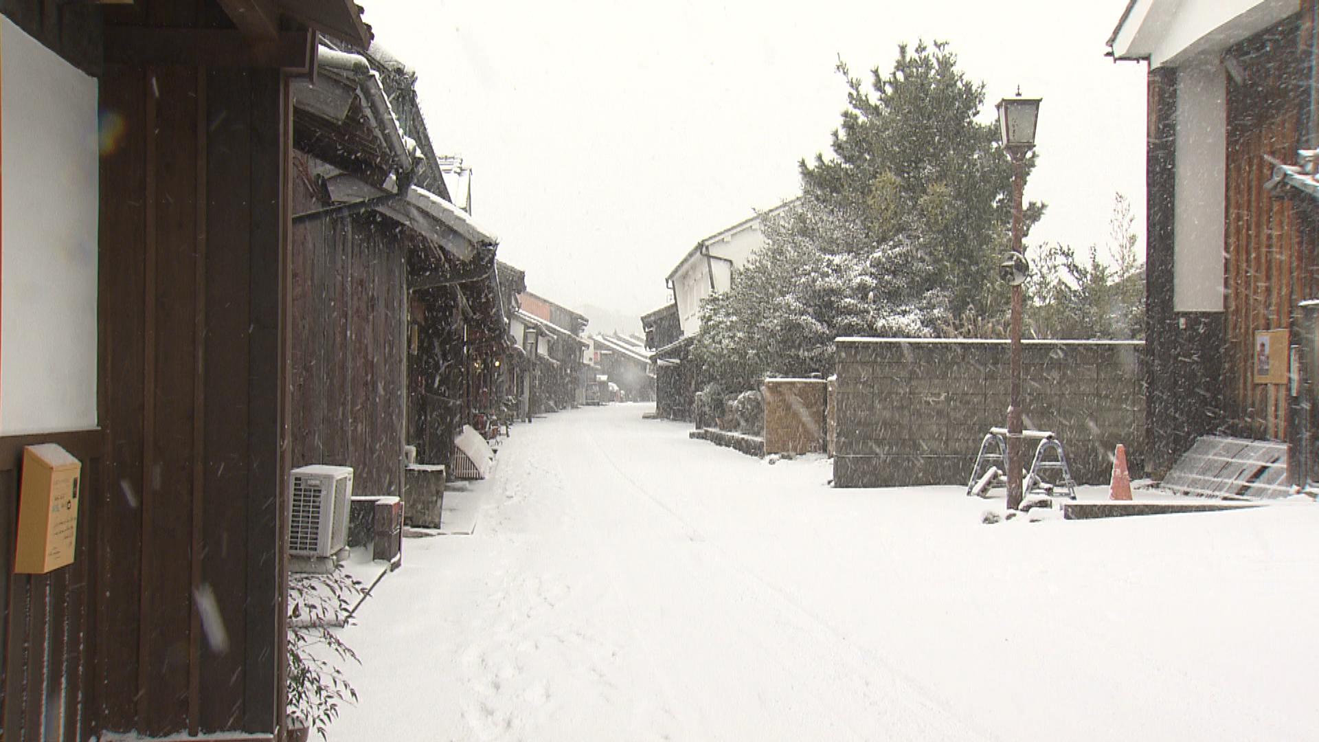 朝から従業員らが雪かき　旧・東海道宿場町の歴史ある町並みも雪化粧　三重・亀山市