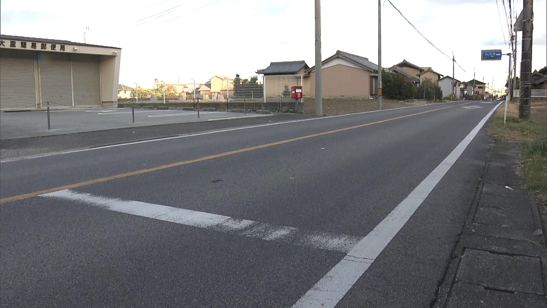 女子中学生が車にはねられ意識不明の重体　片側1車線の直線道路